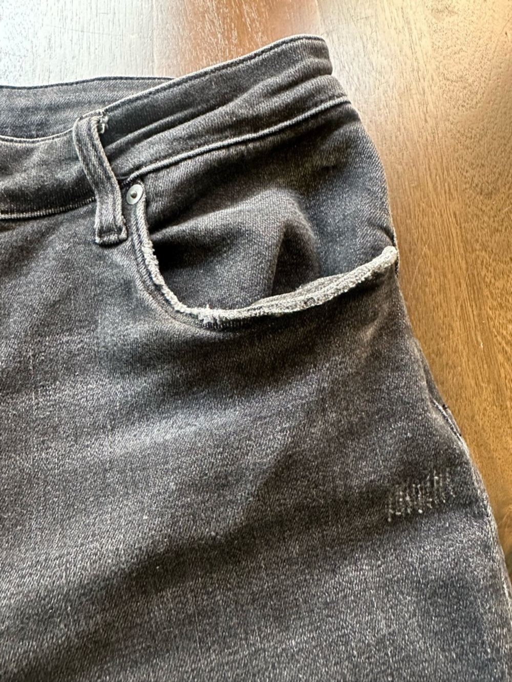 Evereve Women’s The Ever Straight Jeans - Charcoal Gray Distressed Hem Sz 32 - Picture 4 of 8